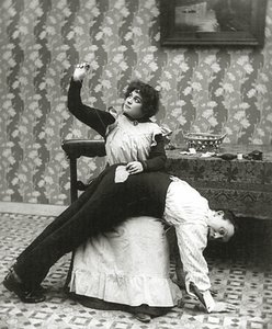 Femme cousant une déchirure sur un pantalon d